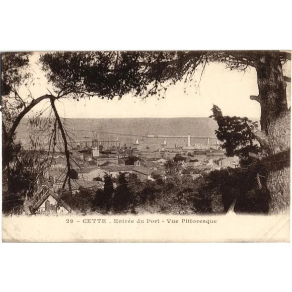 CETTE Entrée du Port Vue Pittoresque- Sete, France Postcard - Picture 1 of 2